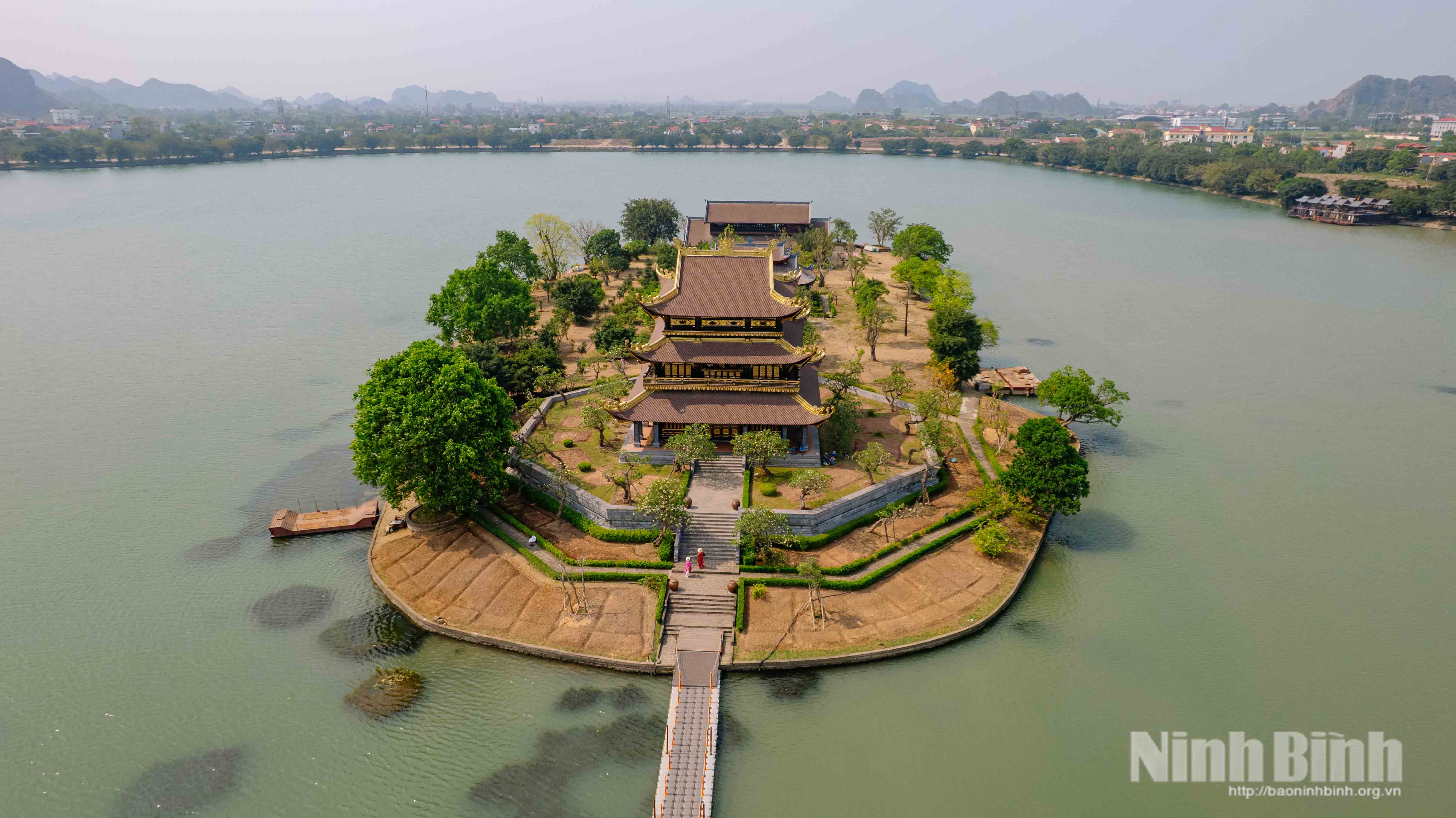 Từ trên cao, Chùa Bát Long (phường Hoa Lư) nổi bật giữa mặt hồ Núi Lớ.