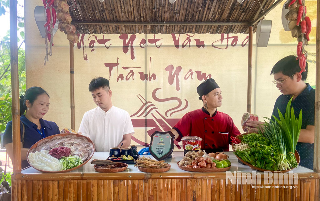 Nhân viên Công ty cổ phần Đầu tư xây dựng thương mại sinh thái Lộc Vượng (phường Nam Định) giới thiệu sản phẩm Phở bò Lạc Hồng Phở - sản phẩm đạt OCOP hạng 3 sao. Ảnh: Hồng Vân