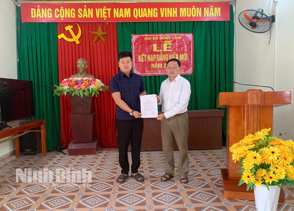 Chi bộ thôn Đồng Tâm (xã Cúc Phương) tổ chức Lễ kết nạp đảng viên mới cho đồng chí Đinh Văn Tuấn, người dân tộc Mường.