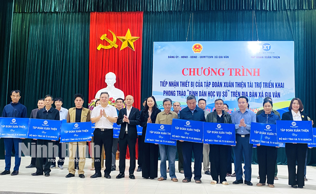 Đại diện Tập đoàn Xuân Thiện trao biển tượng trưng cho các thôn, xóm được hỗ trợ trang thiết bị.