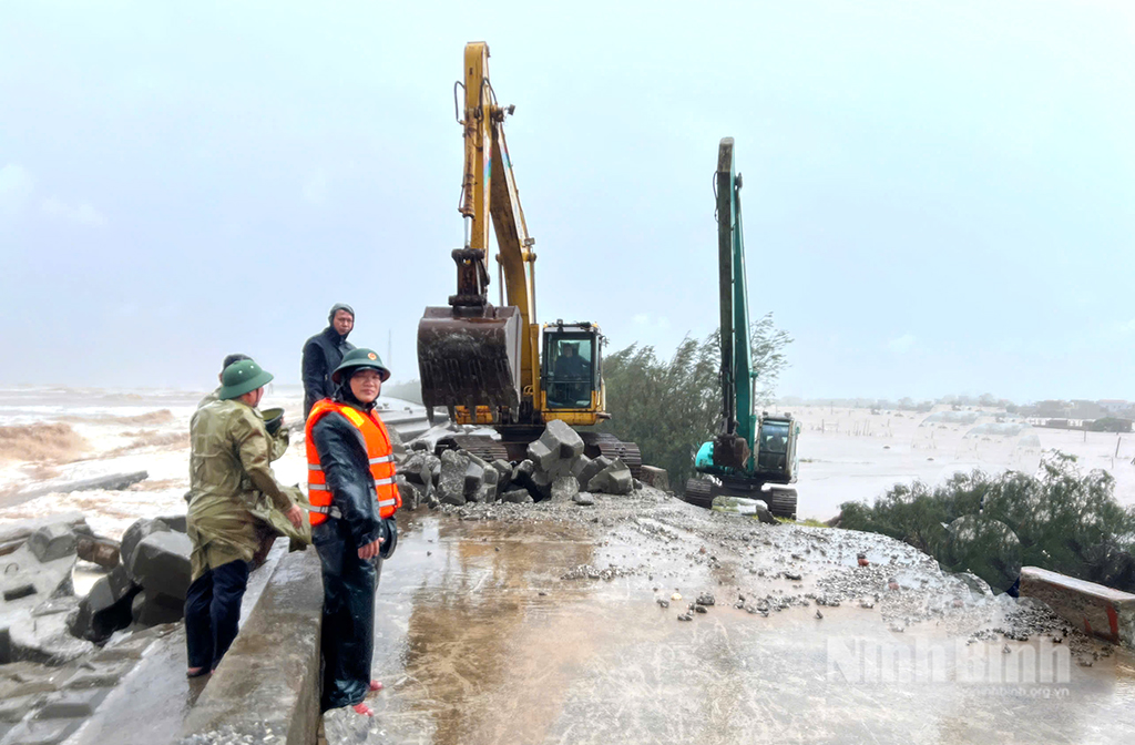 Lực lượng chức năng tổ chức khắc phục sự cố sập, sạt mái kè biển Thịnh Long III, xã Hải Thịnh. Ảnh tư liệu: Ngọc Ánh