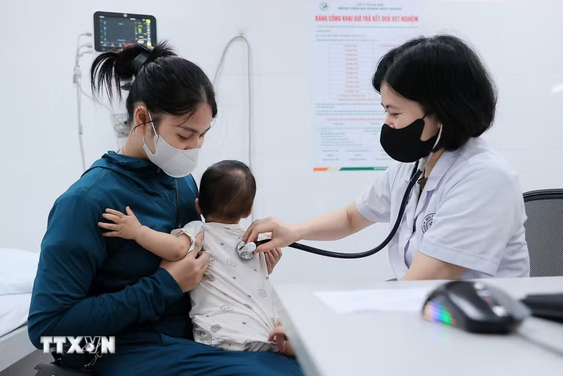 Việc phát hiện sớm bệnh tay chân miệng và đưa trẻ đi khám kịp thời được xem là yếu tố quan trọng giúp giảm tỷ lệ biến chứng nặng. (Ảnh: Minh Quyết/TTXVN)