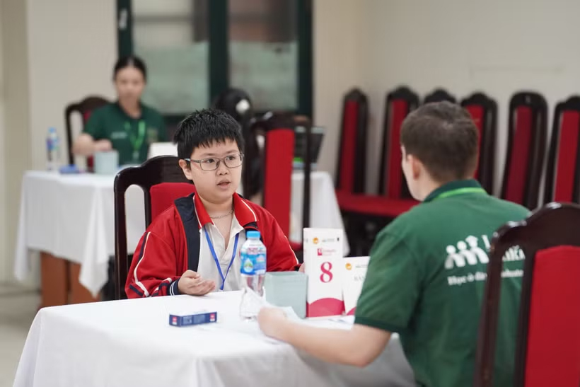 Học sinh thực hiện phần thi nói tiếng Anh với giáo viên. (Ảnh: PV/Vietnam+).