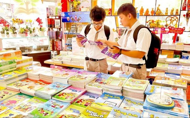 Thứ trưởng Bộ GD&ĐT khẳng định, bộ sách giáo khoa thống nhất dùng chung không có nghĩa là chỉ dạy và học kiến thức trong đó.