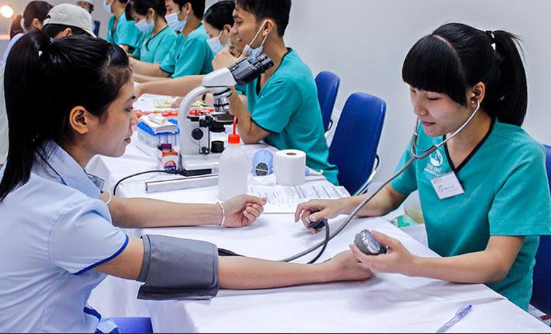 Từ năm 2026, tổ chức khám sức khỏe định kỳ miễn phí cho người dân. (Ảnh: VGP)