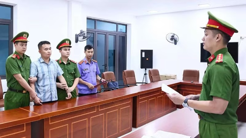 Cơ quan Cảnh sát điều tra Công an tỉnh Tuyên Quang thi hành Lệnh giữ người đối với Nguyễn Hà Duy, giáo viên Trường THPT chuyên Tuyên Quang để điều tra.
