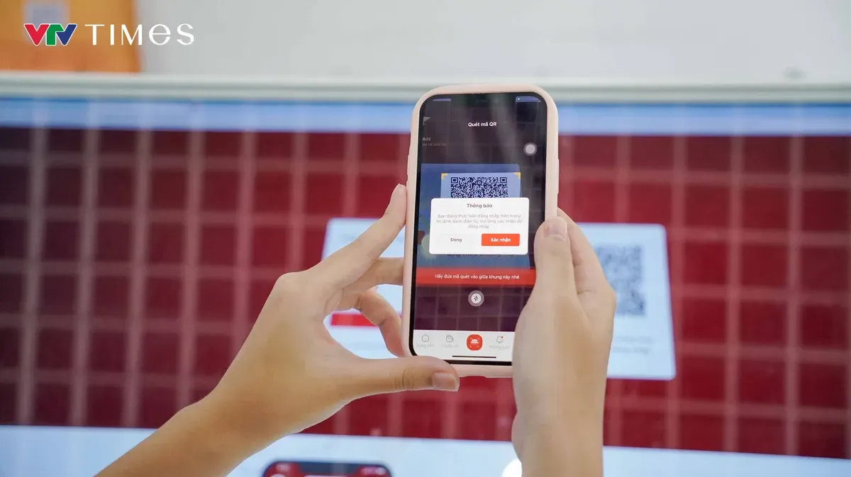 Người dân dùng app VNeID để tra thông tin cá nhân.