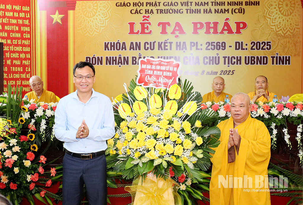 Ban Dân tộc Tôn giáo Sở Nội vụ tặng hoa chúc mừng.