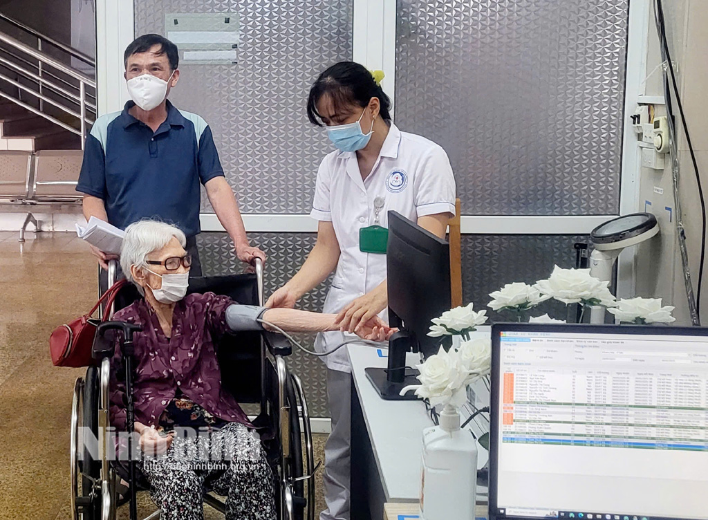 Bác sỹ thăm khám cho người bệnh tại Khoa khám bệnh, Bệnh viện Đa khoa tỉnh Ninh Bình. Ảnh: Bùi Diệu