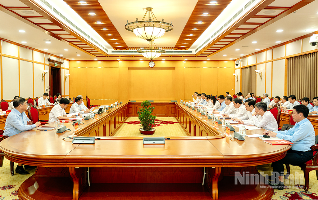 Quang cảnh buổi làm việc của Tổ công tác của Bộ Chính trị với Ban Thường vụ Tỉnh ủy Ninh Bình để cho ý kiến vào công tác chuẩn bị Đại hội đại biểu Đảng bộ tỉnh nhiệm kỳ 2025 - 2030.