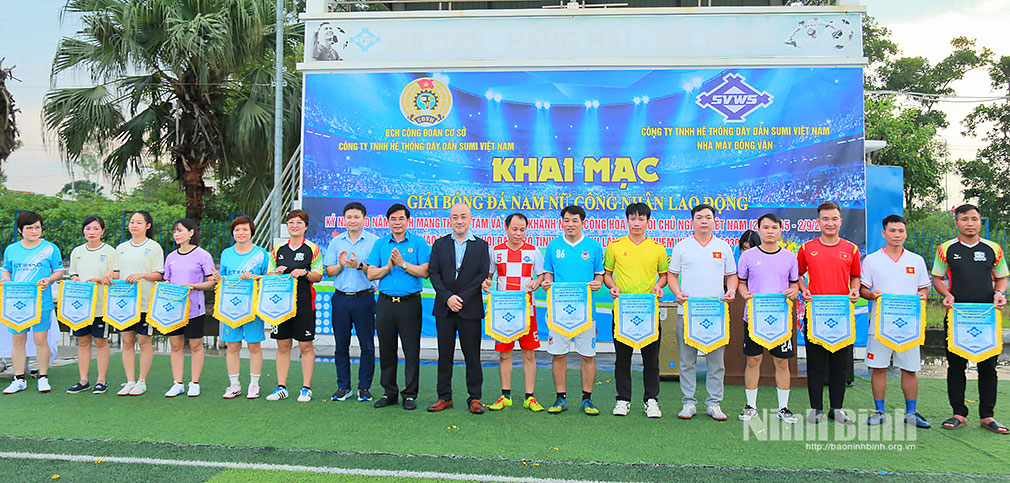 Đồng chí Nguyễn Hải Long, Tỉnh ủy viên, Phó Chủ tịch Ủy ban Mặt trận Tổ quốc Việt Nam tỉnh, Chủ tịch Liên đoàn Lao động tỉnh và lãnh đạo Công ty TNHH Hệ thống Dây dẫn Sumi Việt Nam trao cờ lưu niệm cho các đội tham gia giải đấu.
