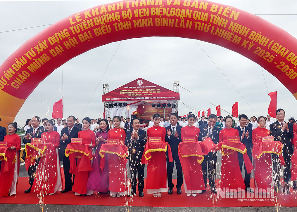 Các đồng chí Thường trực Tỉnh ủy và các đại biểu thực hiện nghi thức cắt băng khánh thành.