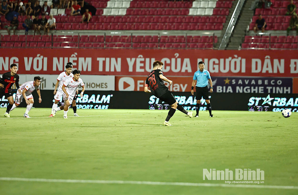 Trận đấu giữa Ninh Bình FC- Hải Phòng tối 28/9. (Ảnh: CLB cung cấp).