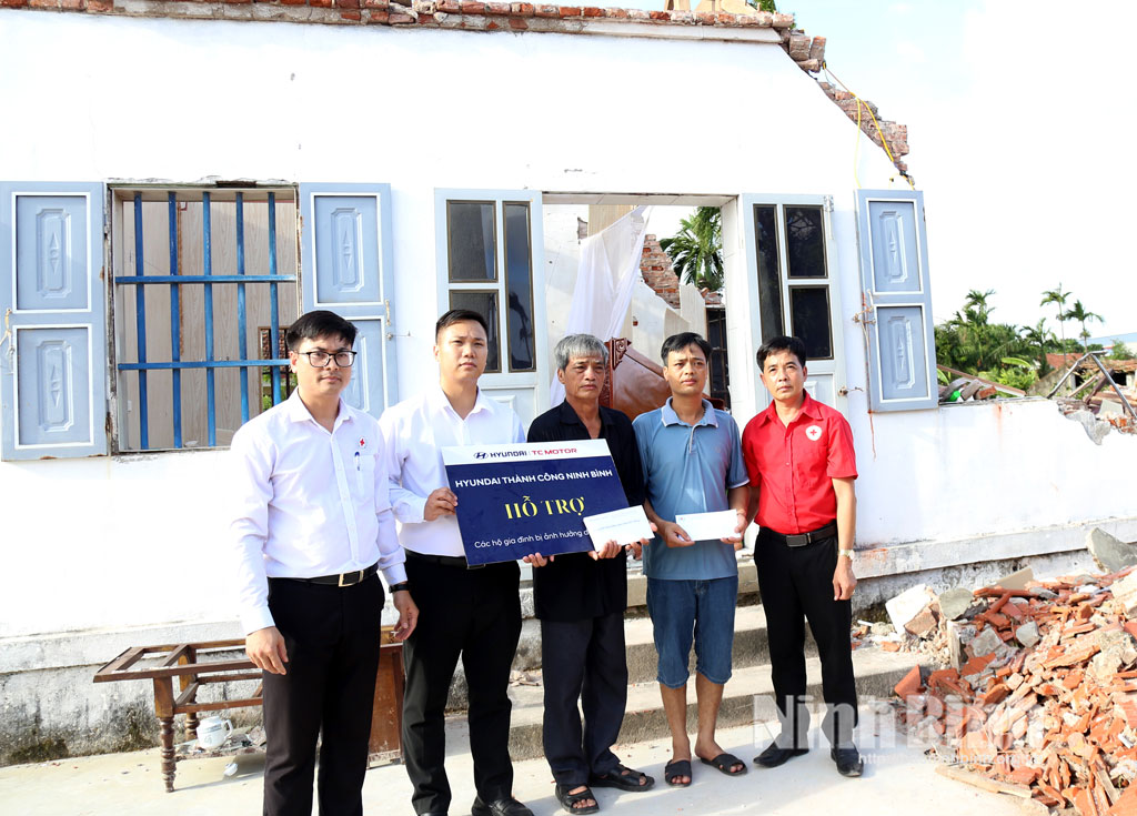 Đại diện Hội chữ Thập đỏ tỉnh, các nhà hảo tâm, doanh nghiệp trao tiền hỗ trợ gia đình ông Hoàng Trọng Khiêm (sinh năm 1934), thôn Phú Bình, xã Quỹ Nhất.