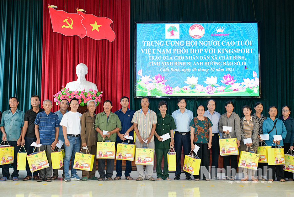 Lãnh đạo Trung ương Hội Người cao tuổi Việt Nam và đại biểu trao quà cho gia đình bị ảnh hưởng do bão số 10 gây ra tại xã Chất Bình.
