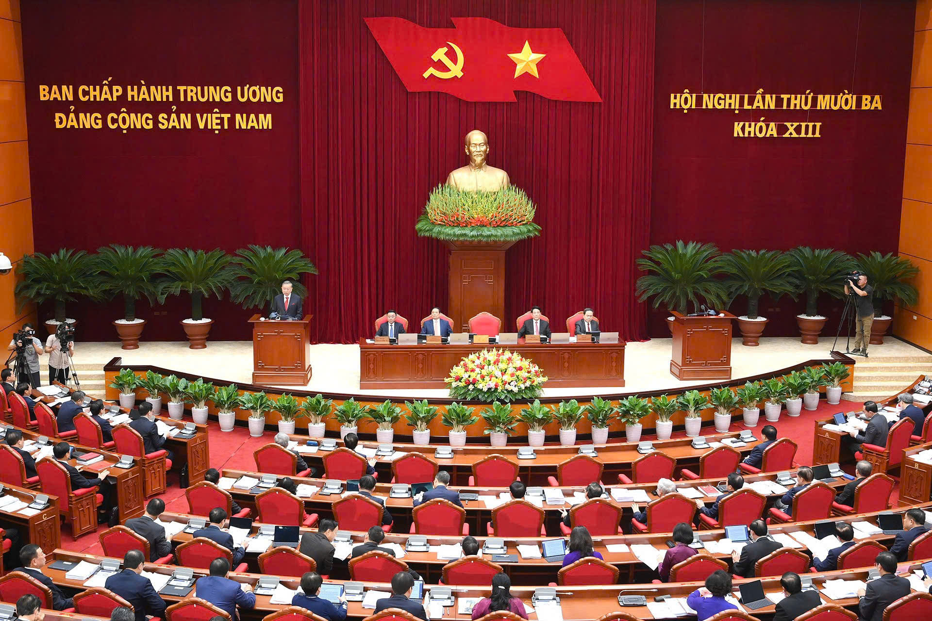 Hội nghị Ban Chấp hành Trung ương Đảng lần thứ 13, khóa XIII đã khai mạc tại Thủ đô Hà Nội ngày 6/10.
