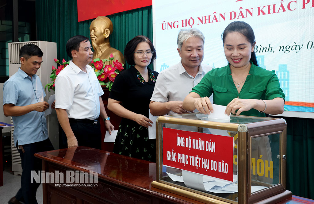 Lãnh đạo, công chức, viên chức, người lao động ngành Y tế ủng hộ Nhân dân khắc phục thiệt hại do bão. Ảnh: Minh Quang