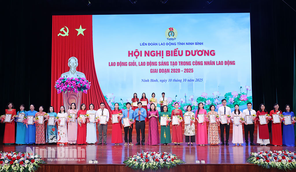 Đồng chí Đinh Thị Lụa, Phó Bí thư Thường trực Tỉnh ủy và đồng chí Nguyễn Hải Long, Tỉnh ủy viên, Phó Chủ tịch Ủy ban MTTQ Việt Nam tỉnh, Chủ tịch LĐLĐ tỉnh trao Giấy chứng nhận cho công nhân lao động tiêu biểu.
