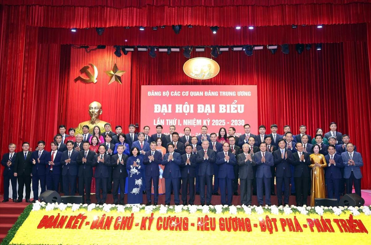 Tổng Bí thư Tô Lâm, các đồng chí lãnh đạo, nguyên lãnh đạo Đảng, Nhà nước và các đại biểu dự Đại hội Đảng bộ các cơ quan Đảng Trung ương lần thứ I, nhiệm kỳ 2025-2030. Ảnh: Thống Nhất/TTXVN