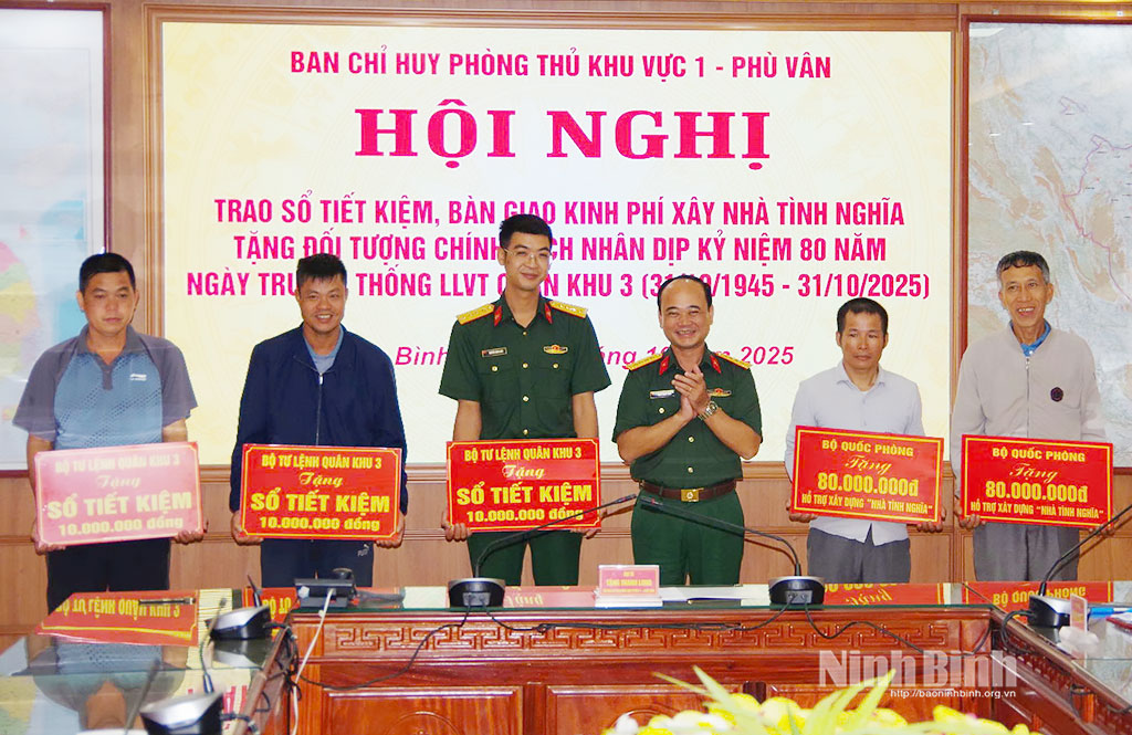 Lãnh đạo Ban Chỉ huy PTKV 1-Phù Vân trao biểu trưng kinh phí tặng các gia đình chính sách.