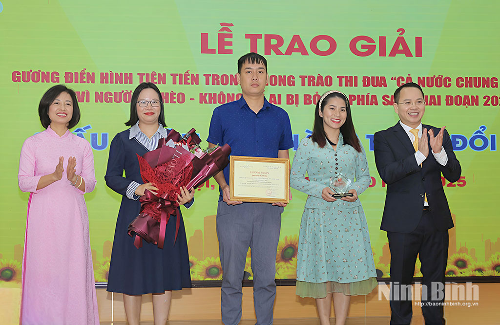 Nhóm phóng viên Báo và phát thanh, truyền hình Ninh Bình vinh dự đạt Giải Khuyến khích với loạt bài 3 kỳ “Nối yêu thương, dựng xây những mái ấm bình yên”.