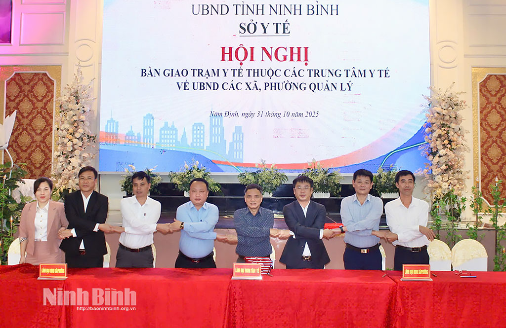 Đại diện Trung tâm Y tế Nam Trực ký kết bàn giao Trạm Y tế về UBND các xã quản lý.