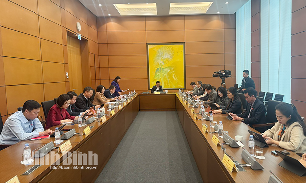 Đoàn ĐBQH tỉnh Ninh Bình tham gia thảo luận tại Tổ số 10 cùng với Đoàn ĐBQH tỉnh Quảng Trị.