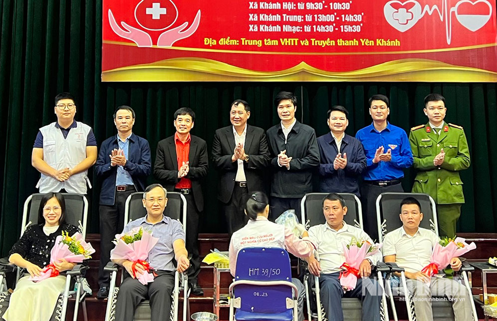 Lãnh đạo Hội Chữ thập đỏ, lãnh đạo các địa phương chụp ảnh lưu niệm cùng các tình nguyện viên.