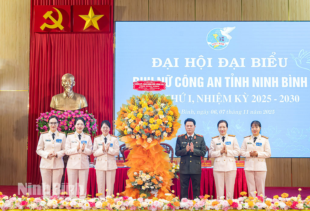Đồng chí Thiếu tướng Nguyễn Hữu Mạnh, Ủy viên Ban thường vụ Tỉnh ủy, Bí thư Đảng ủy, Giám đốc Công an tỉnh Ninh Bình tặng hoa chúc mừng Đại hội.