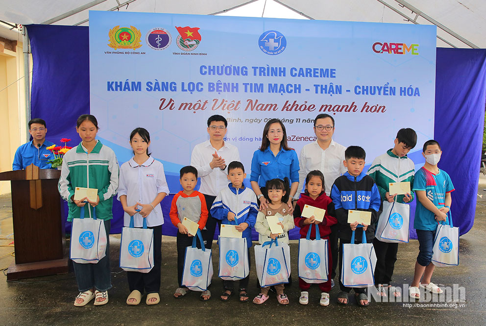 Lãnh đạo Tỉnh đoàn và Sở Y tế trao quà cho các em học sinh tại xã Đại Hoàng.