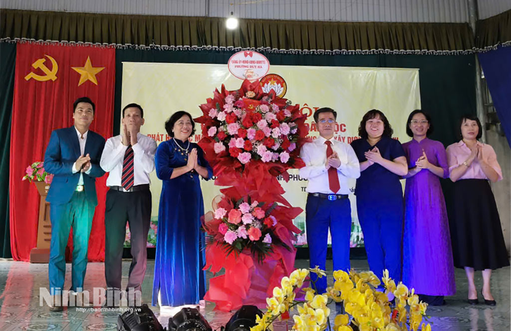 Các đồng chí lãnh đạo phường Duy Hà tặng hoa chúc mừng tổ dân phố Trịnh.