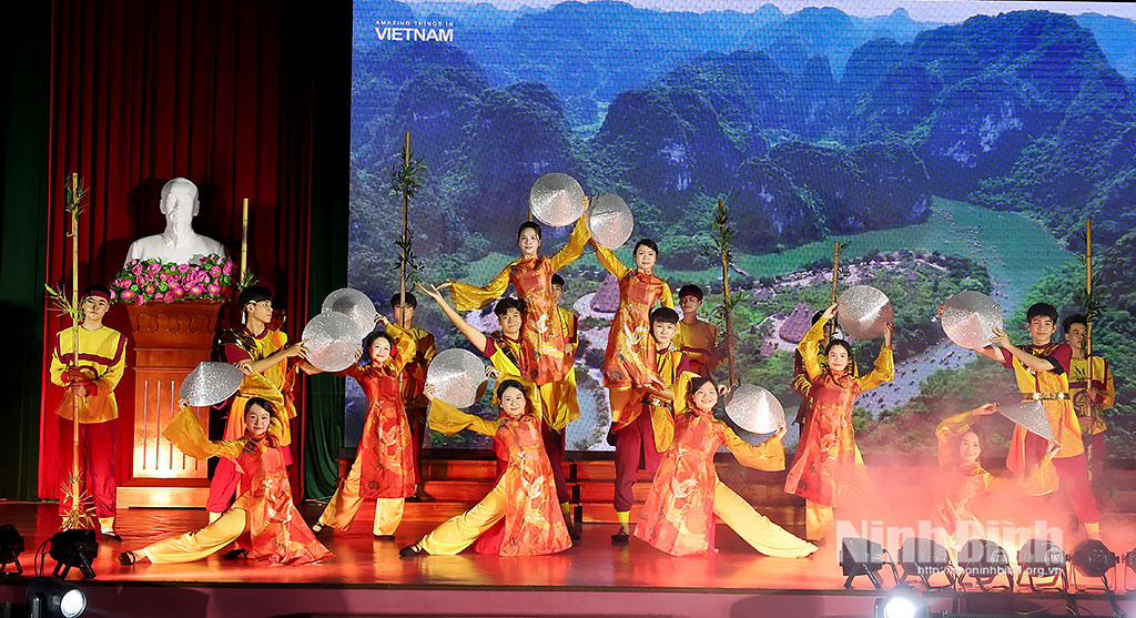 Tiết mục tham gia giao lưu của các em học sinh Trường THPT chuyên Lương Văn Tụy.