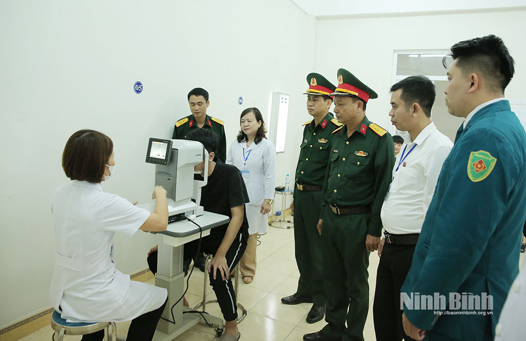 Lãnh đạo Ban Chỉ huy Phòng thủ Khu vực 3 - Đông A kiểm tra công tác sơ tuyển sức khoẻ nghĩa vụ quân sự tại phường Thiên Trường.