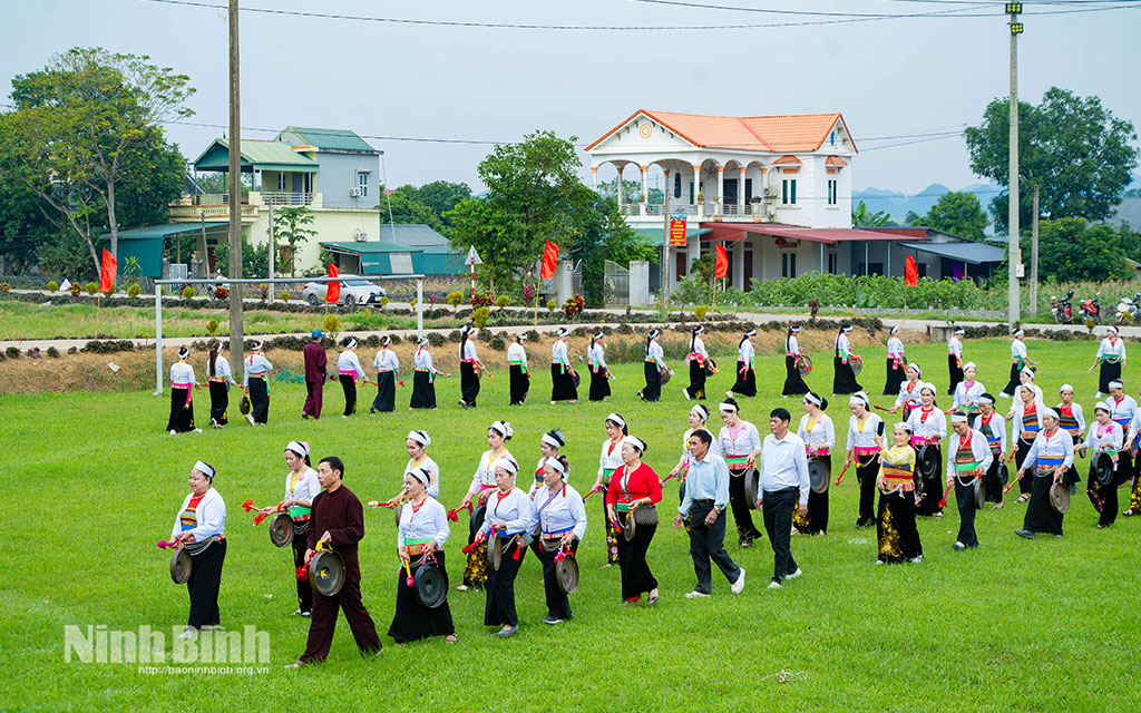 Tiết mục biểu diễn cồng chiêng trong Ngày hội Ngày hội Đại đoàn kết toàn dân tộc liên khu dân cư tại Nhà Văn hoá tổ dân phố Đồng Bài (phường Yên Sơn).