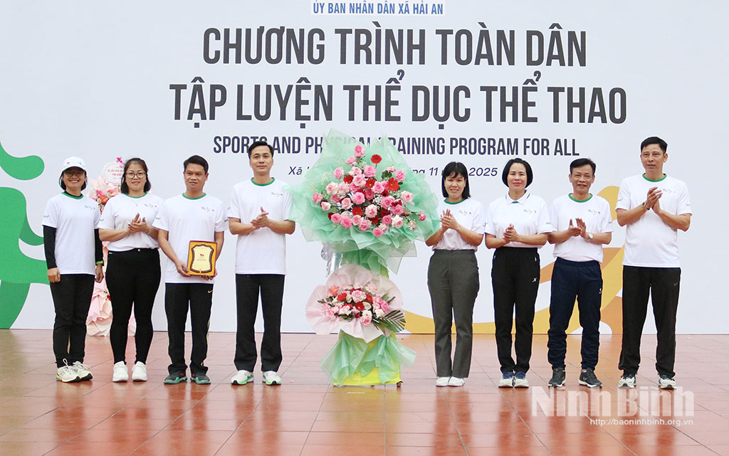 Lãnh đạo Cục Thể dục thể thao Việt Nam, Uỷ ban Olympic Việt Nam, Sở Văn hoá và Thể thao tỉnh Ninh Bình tặng hoa chúc mừng Ban Tổ chức chương trình.