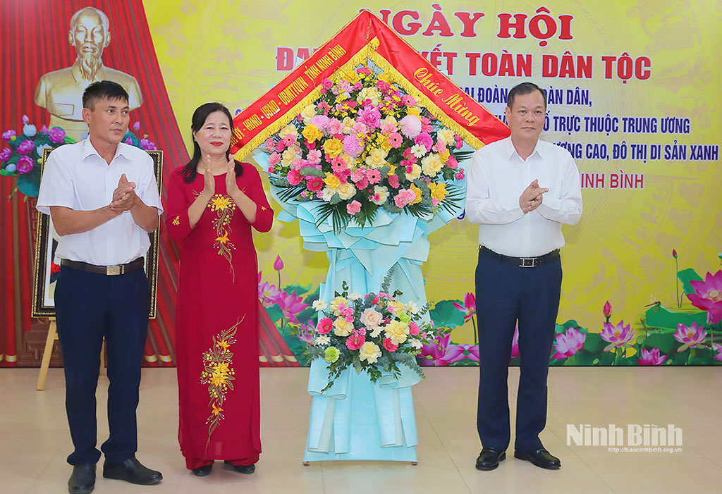 Đồng chí Lê Quốc Chỉnh, Phó Bí thư Tỉnh ủy, Chủ tịch HĐND tỉnh tặng hoa chúc mừng Tổ dân phố 2, phường Tam Điệp.