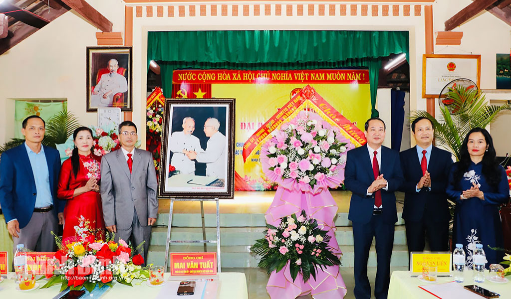 Đồng chí Mai Văn Tuất, Phó Bí thư Tỉnh uỷ, Chủ tịch Ủy ban MTTQ Việt Nam tỉnh tặng hoa và bức ảnh “Bác Hồ và Bác Tôn bắt tay kết đoàn” cho tổ dân phố Ngô Tân, phường Tiên Sơn.