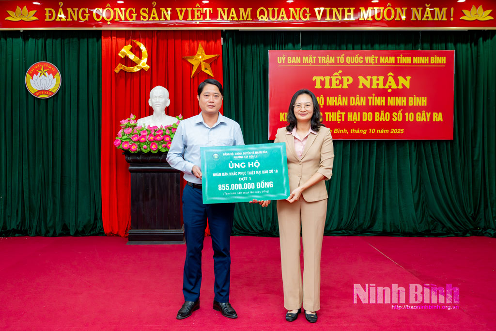 Phường Tây Hoa Lư ủng hộ nhân dân khắc phục thiệt hại do cơn bão số 10 gây ra. Ảnh: Ngọc Linh