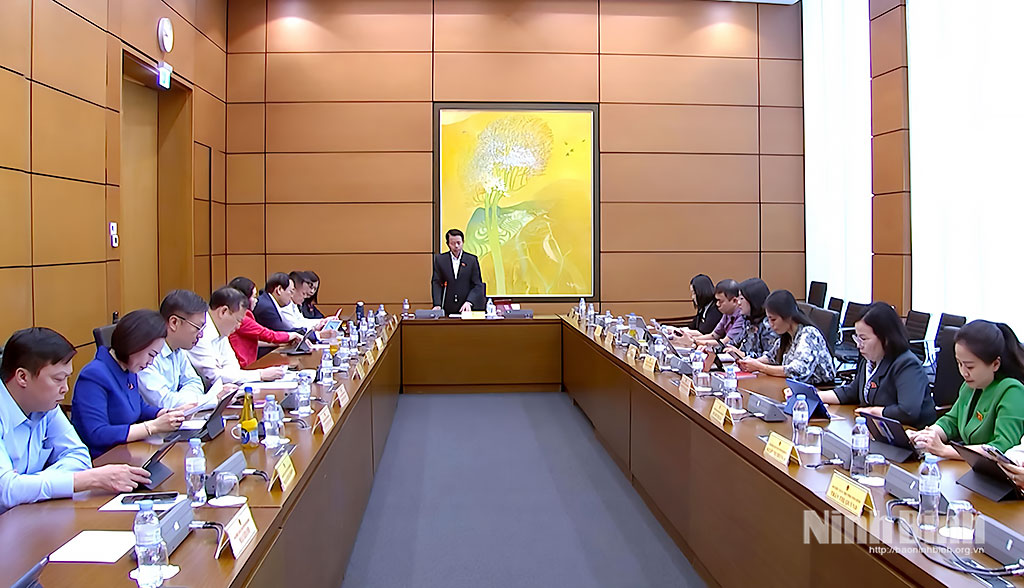 Đoàn ĐBQH tỉnh Ninh Bình thảo luận tại Tổ số 10 cùng ĐBQH tỉnh Quảng Trị.