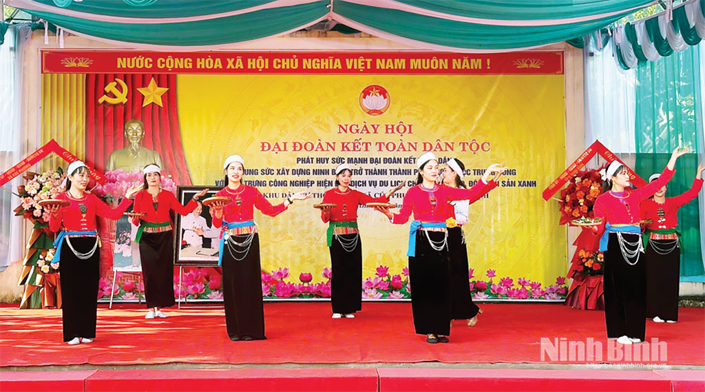 Tiết mục văn nghệ tại Ngày hội Đại đoàn kết toàn dân tộc ở thôn Nga 3, xã Cúc Phương.