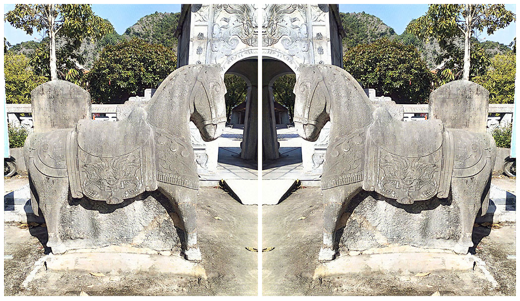 Đôi ngựa đá cổ ở đền Thái Vi.