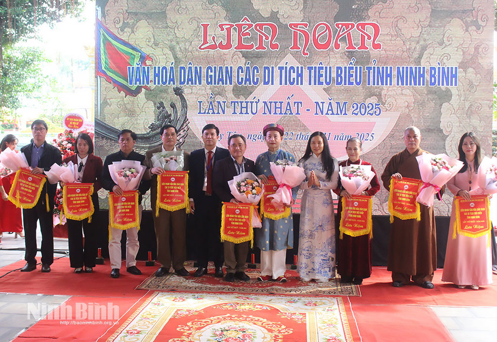 Các câu lạc bộ tham gia Liên hoan nhận Cờ lưu niệm của Ban Tổ chức.