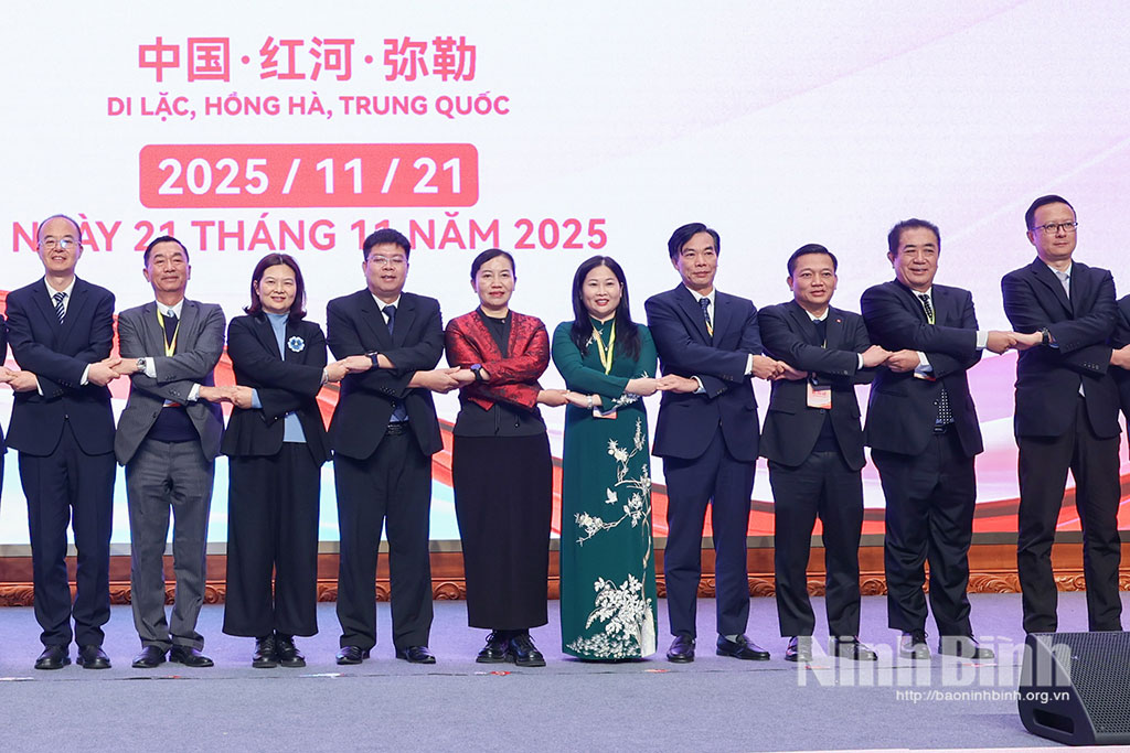 Lãnh đạo các địa phương lưu vực sông Hồng chụp ảnh lưu niệm tại phiên bế mạc.