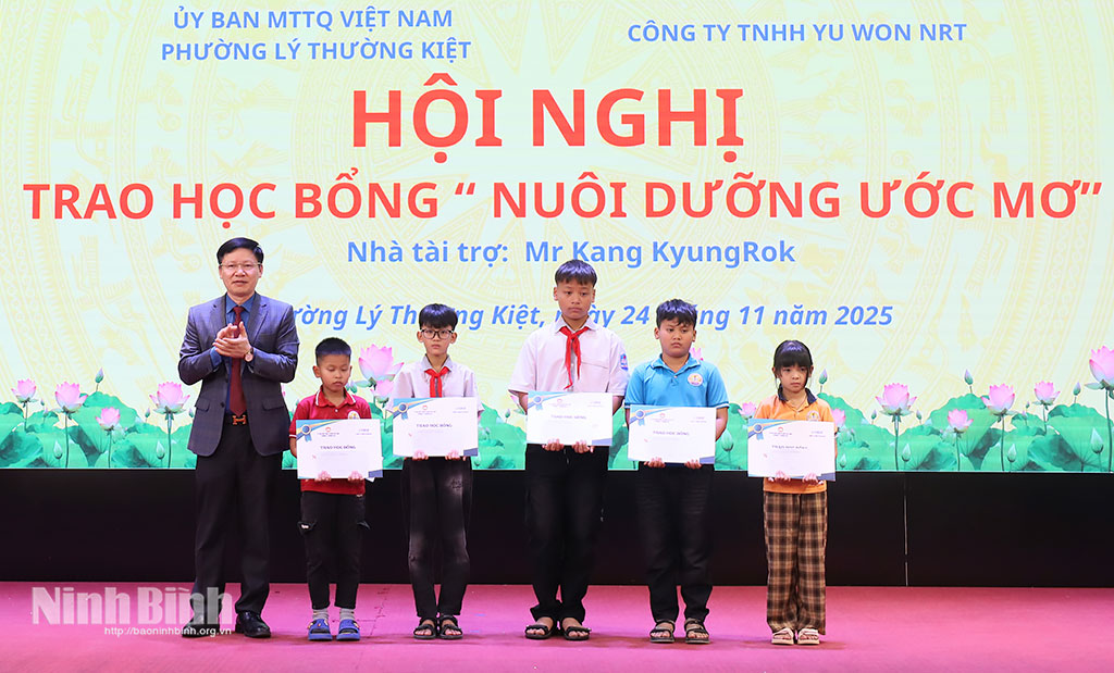 Lãnh đạo phường Lý Thường Kiệt tặng quà cho các em học sinh tại chương trình.