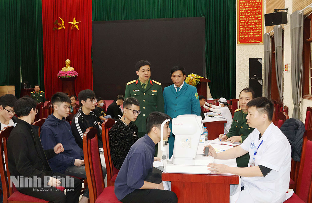 Khám tuyển nghĩa vụ quân sự cho thanh niên phường Châu Sơn.