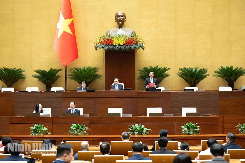 Quang cảnh phiên thảo luận tại Hội trường Diên Hồng ngày 26/11. Ảnh: CTV