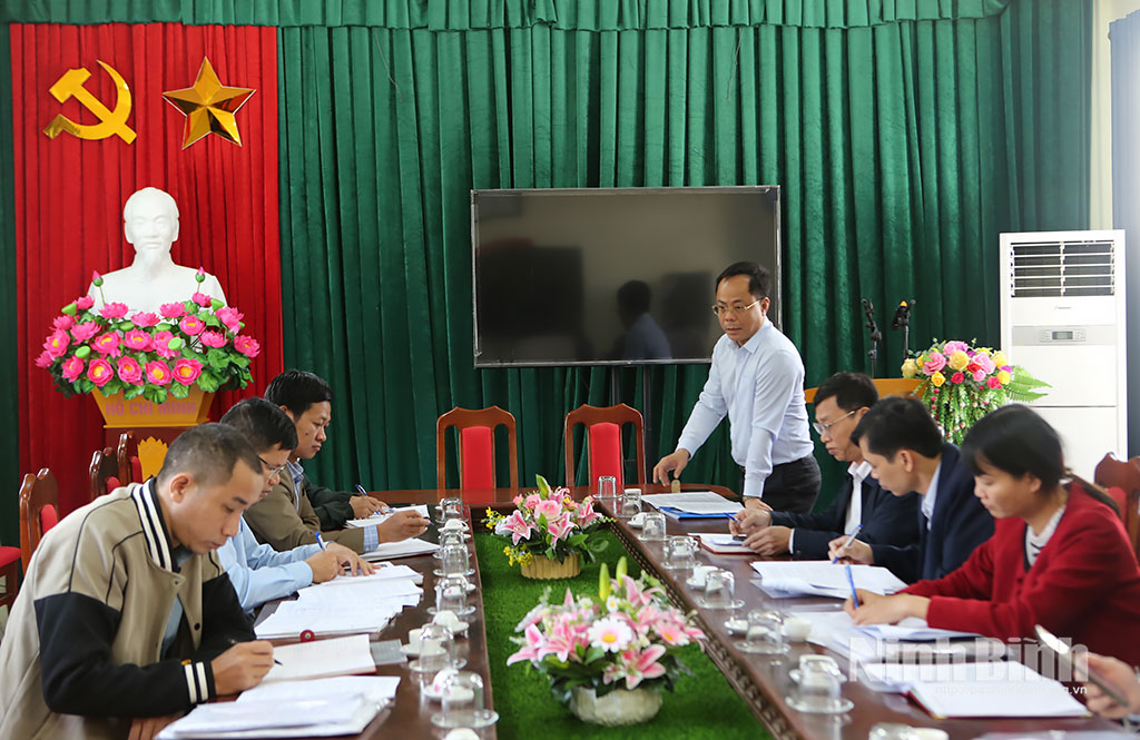 Đoàn kiểm tra của Sở Nông nghiệp và Môi trường làm việc với UBND xã Nhân Hà về công tác phòng, chống dịch tả lợn châu Phi trên địa bàn.