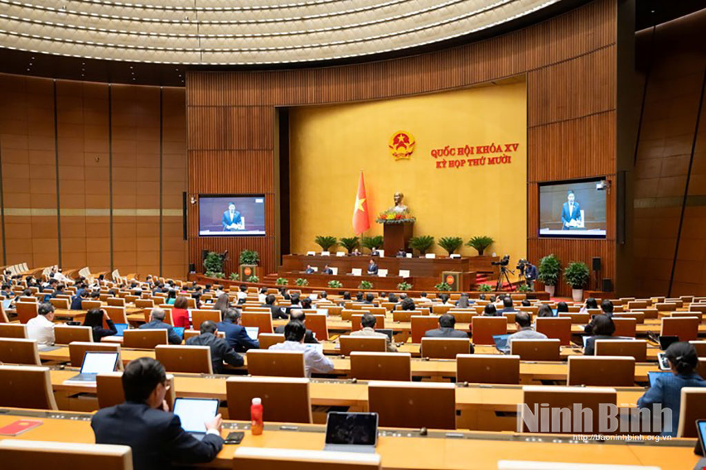 Quang cảnh phiên thảo luận tại Hội trường Diên Hồng ngày 27/11. Ảnh: CTV