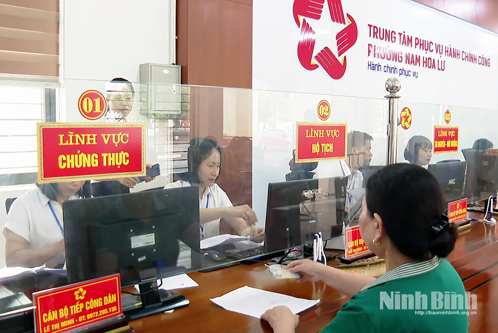 Cán bộ Trung tâm Phục vụ hành chính công phường Nam Hoa Lư (Ninh Bình) hướng dẫn người dân giải quyết thủ tục hành chính. Ảnh: Văn Huỳnh