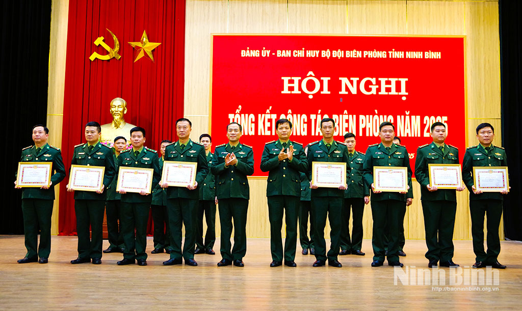 Lãnh đạo Ban Chỉ huy BĐBP tỉnh trao thưởng cho các tập thể, cá nhân hoàn thành xuất sắc nhiệm vụ năm 2025.